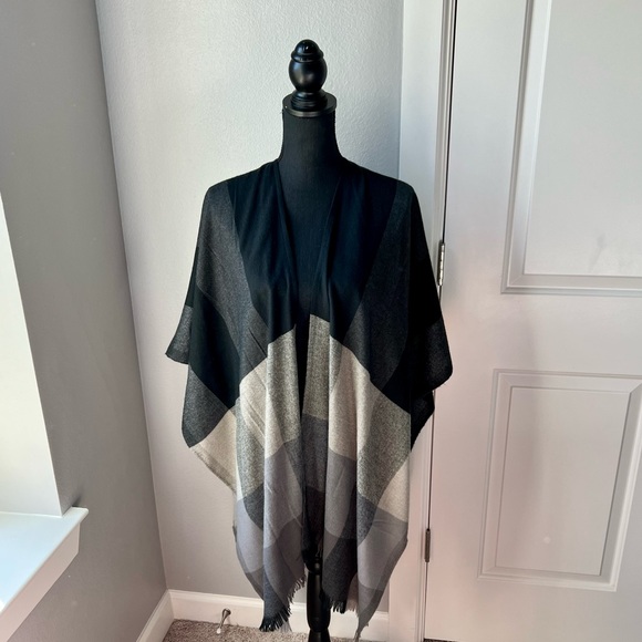 Sweaters - ❌SOLD❌ Plaid Shawl